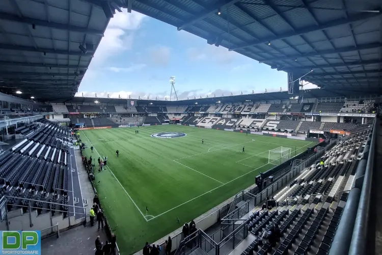 Heracles Almelo - FC Groningen gestaakt na onlusten op tribune